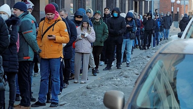 Người dân Nga tại Moscow xếp hàng rút tiền trong bối cảnh đồng rúp đang mất giá. (Nguồn: Reuters)