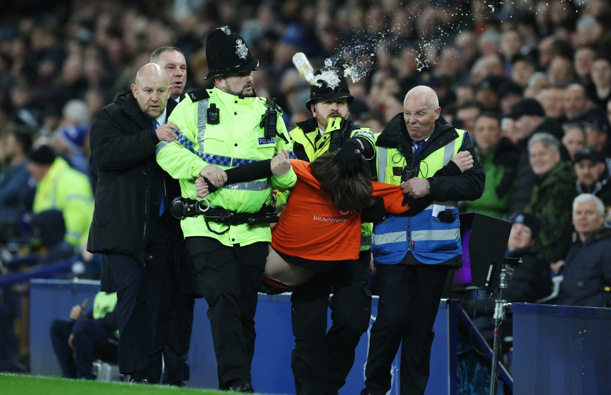 hy hữu cĐv quá khích tự buộc cổ vào cột dọc trong trận everton gặp newcastle hình ảnh 5 hy huu cDv qua khich tu buoc co vao cot doc trong tran everton gap newcastle hinh anh 5