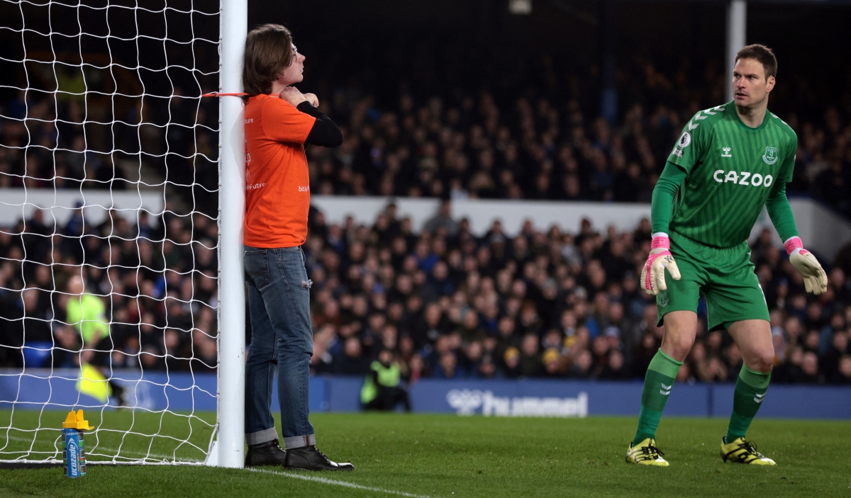 hy hữu cĐv quá khích tự buộc cổ vào cột dọc trong trận everton gặp newcastle hình ảnh 2 hy huu cDv qua khich tu buoc co vao cot doc trong tran everton gap newcastle hinh anh 2