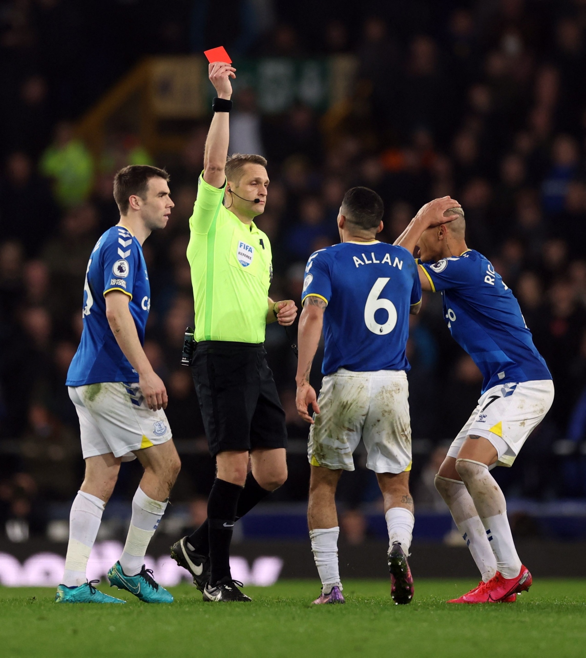 hy hữu cĐv quá khích tự buộc cổ vào cột dọc trong trận everton gặp newcastle hình ảnh 8 hy huu cDv qua khich tu buoc co vao cot doc trong tran everton gap newcastle hinh anh 8