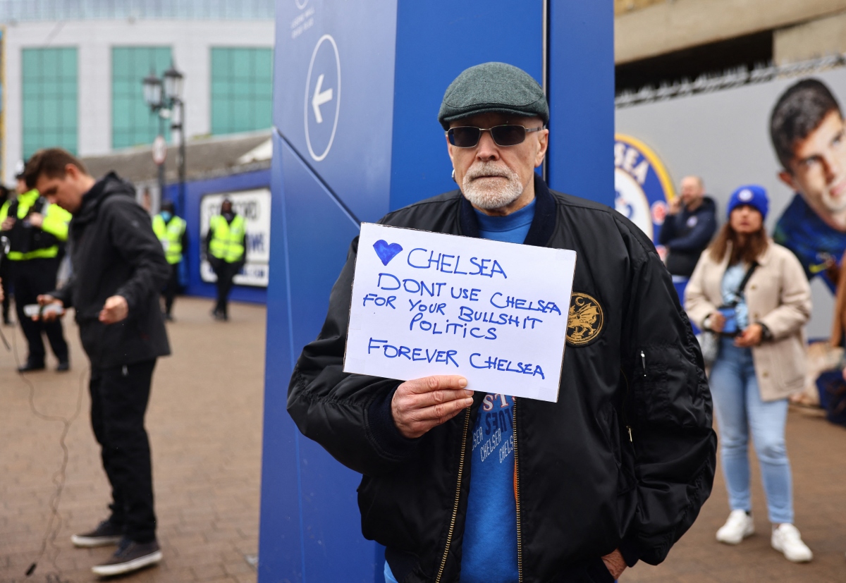 Thông điệp của 1 CĐV Chelsea mang đến sân Stamford Bridge. (Ảnh: Reuters). 
