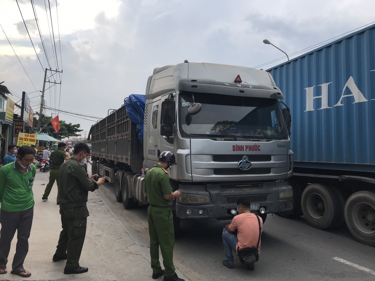 Xe đầu kéo va chạm với xe máy khiến 2 người tử vong