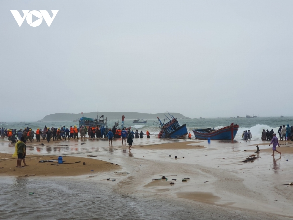 fishing boats sunk by heavy rains in phu yen picture 1