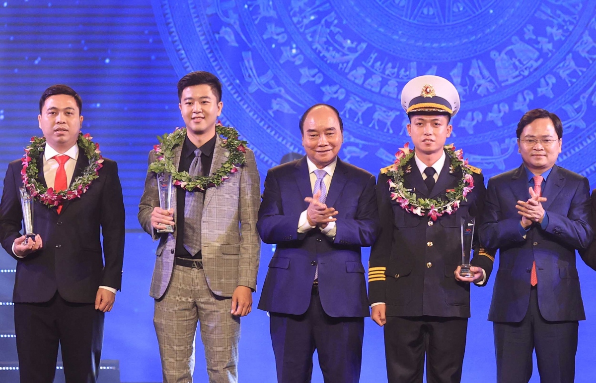 Chủ tịch nước Nguyễn Xuân Phúc chúc mừng các thanh niên nhận Giải thưởng Gương mặt trẻ Việt Nam tiêu biểu năm 2021.