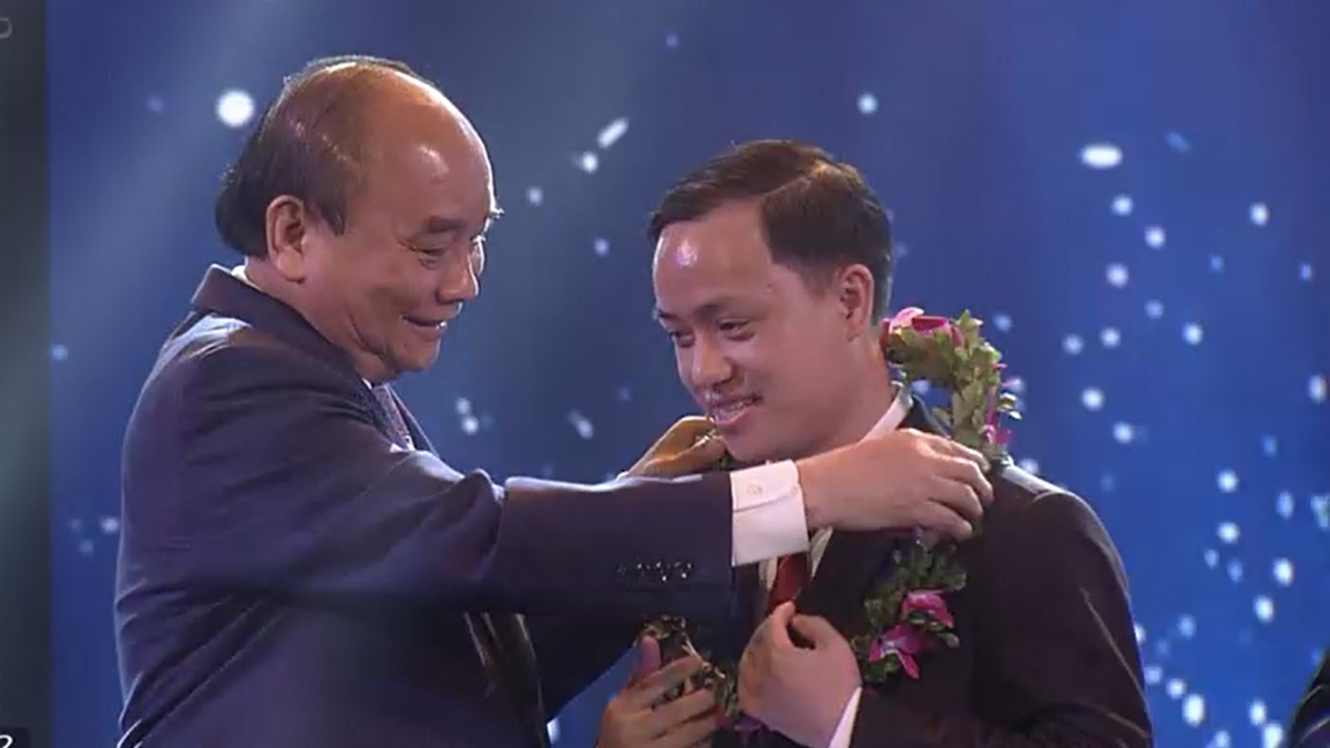 Chủ tịch nước Nguyễn Xuân Phúc trao Giải thưởng cho các gương mặt trẻ Việt Nam tiêu biểu năm 2021.
