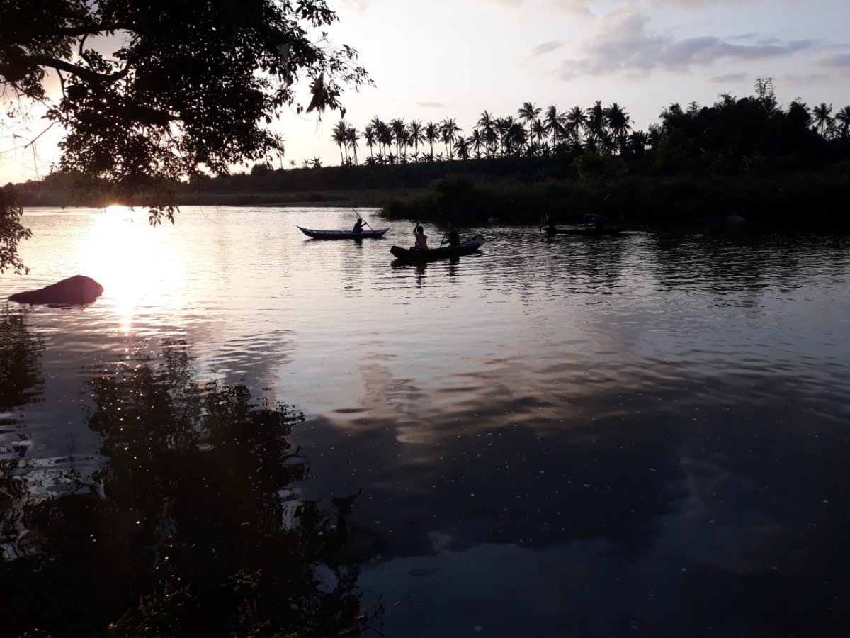 ru nhau ra song tam, 2 hoc sinh duoi nuoc thuong tam hinh anh 1