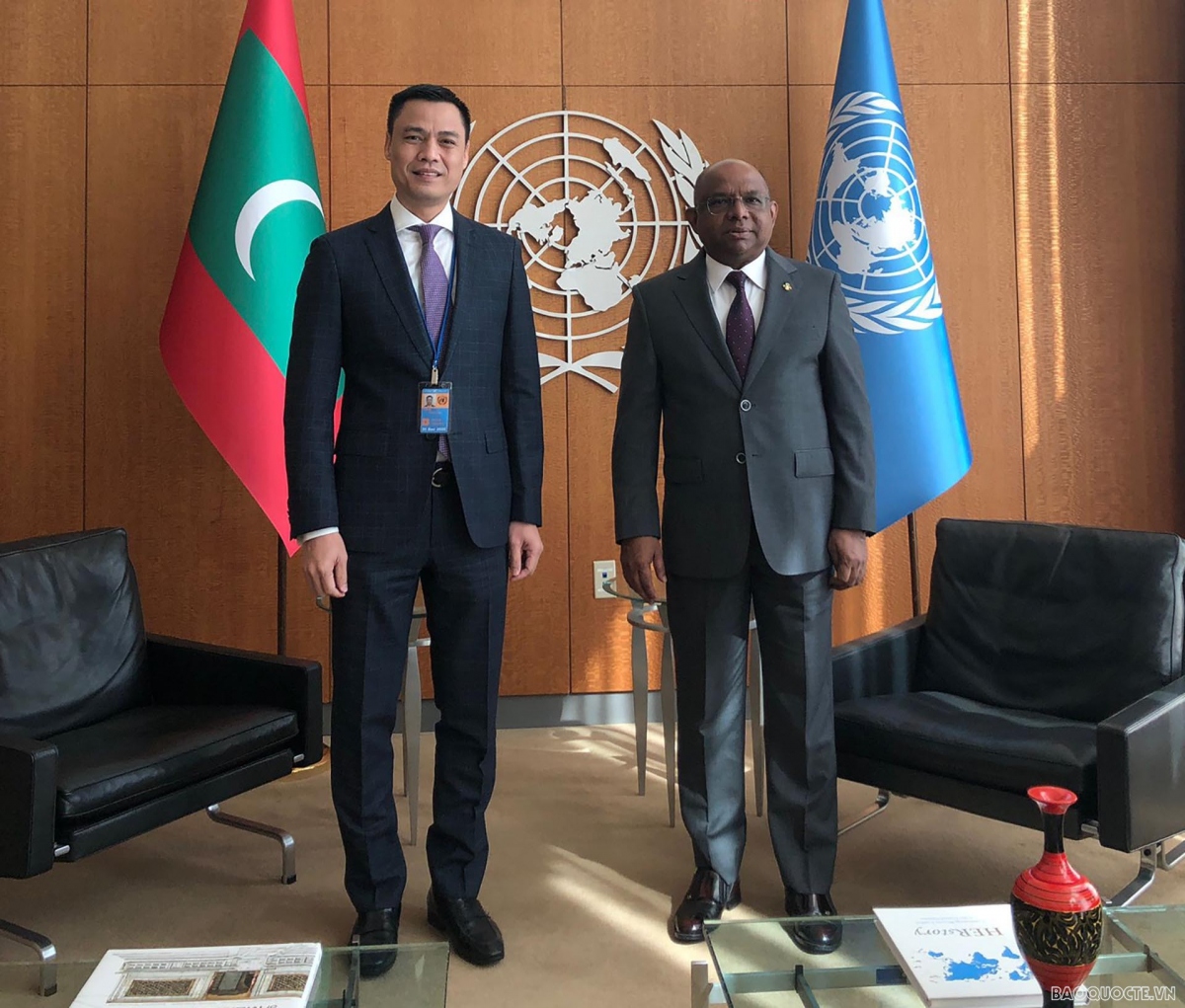 Ambassador Dang Hoang Giang (L) pays a courtesy visit to UNGA President Abdulla Shahid in New York on March 3. (Photo: baoquocte.vn)
