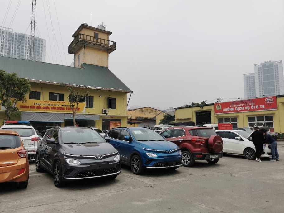 Không nhiều xe điện tại điểm đăng ký số 5 (quận Hoàng Mai, Hà Nội) trong buổi sáng ngày 1/3.