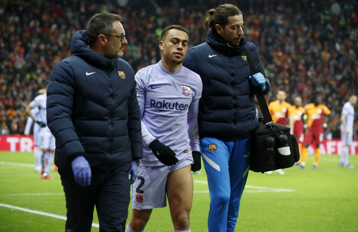 Sergino Dest chấn thương trong trận đấu với Galatasaray. (Ảnh: Reuters). 