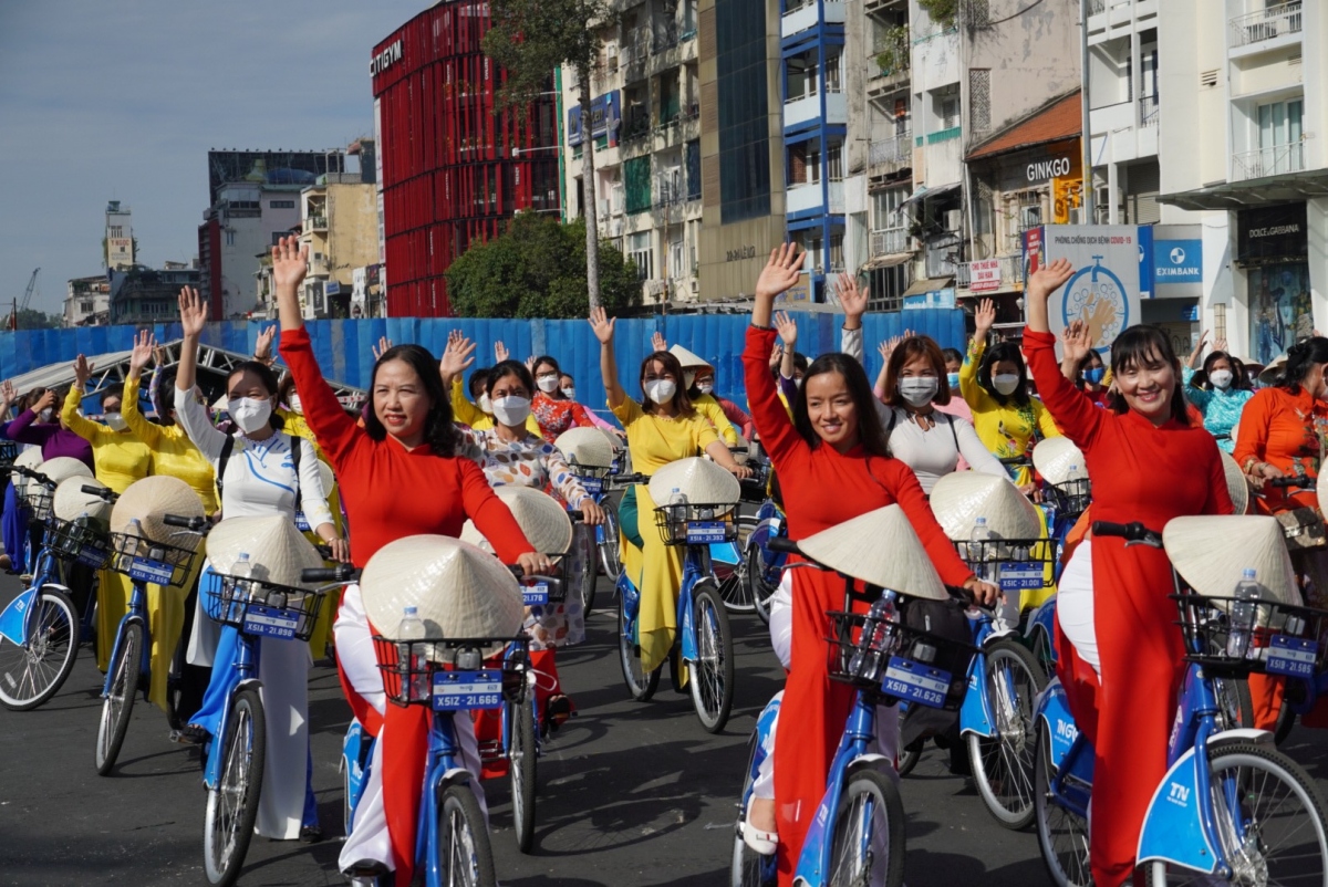 Phụ nữ TP.HCM duyên dáng trẩy hội áo dài
