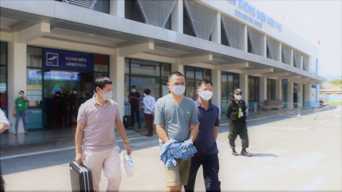 Nguyễn Tuấn Anh được Công an Điện Biên di lý theo đường hàng không.