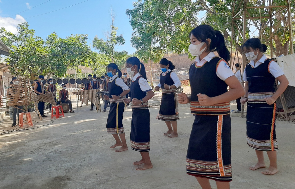 Đội xoang thanh thiếu niên làng Đăk Yo.