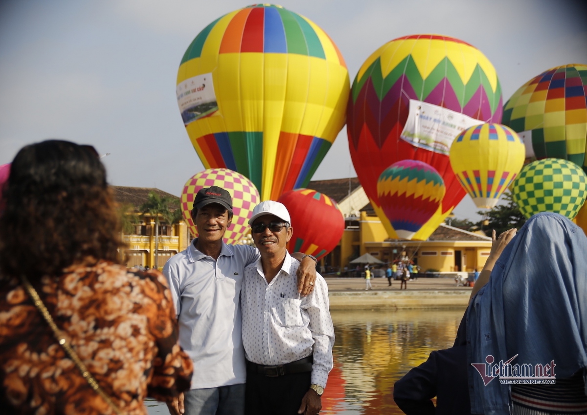 hot-air balloons colour sky over hoi an ancient town picture 8