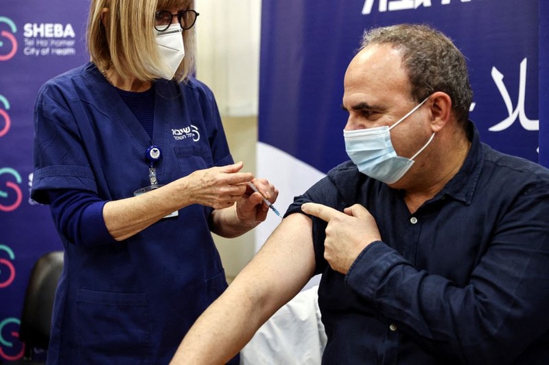 Một người dân tiêm vaccine Covid-19 tại Trung tâm Y tế Sheba, thành phố Ramat Gan, Israel. Ảnh: Reuters