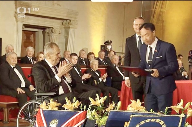 first vietnamese-czech honoured for service to czech republic picture 1
