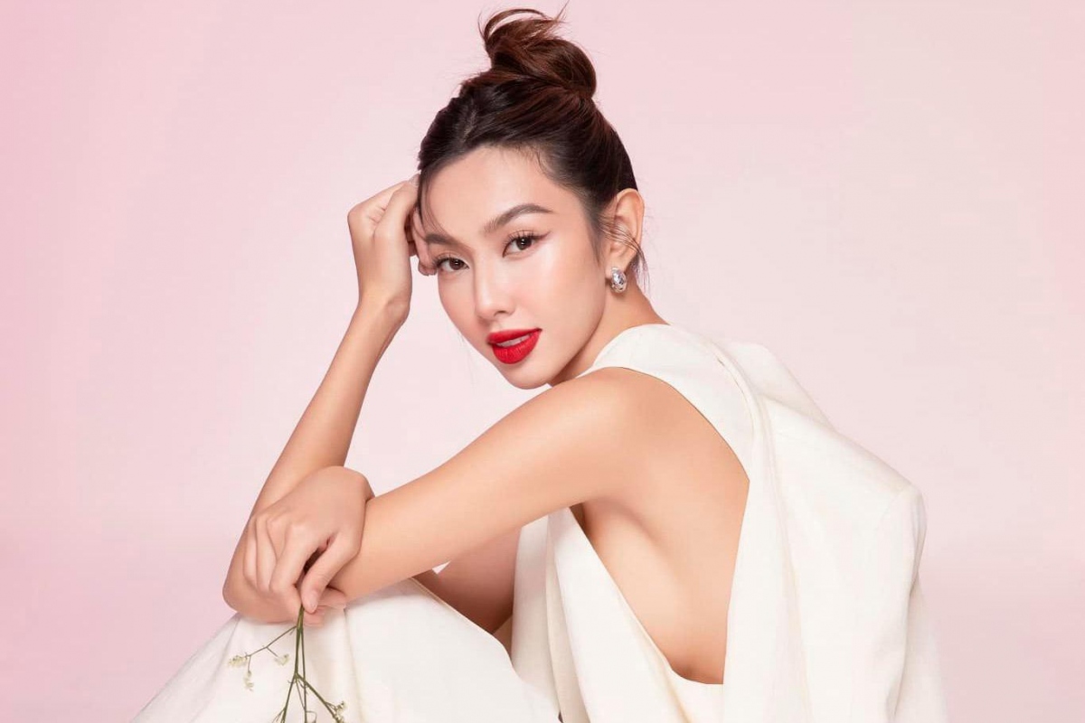 The 23-year-old beauty is honoured after surpassing 69 candidates from different countries and territories around the world. She becomes the first Vietnamese contestant to win the title in the process.
