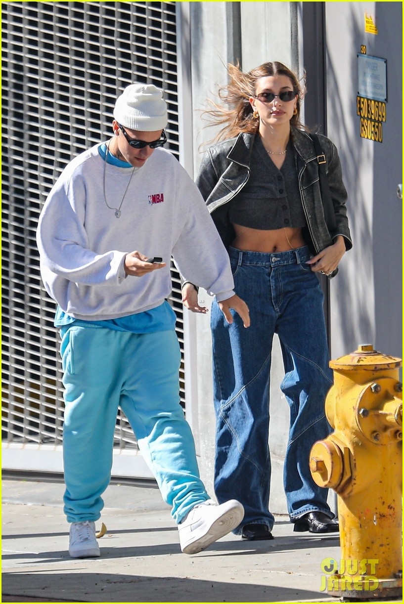 vo chong justin bieber - hailey baldwin khoac vai tinh tu di an trua sau bien co hinh anh 1