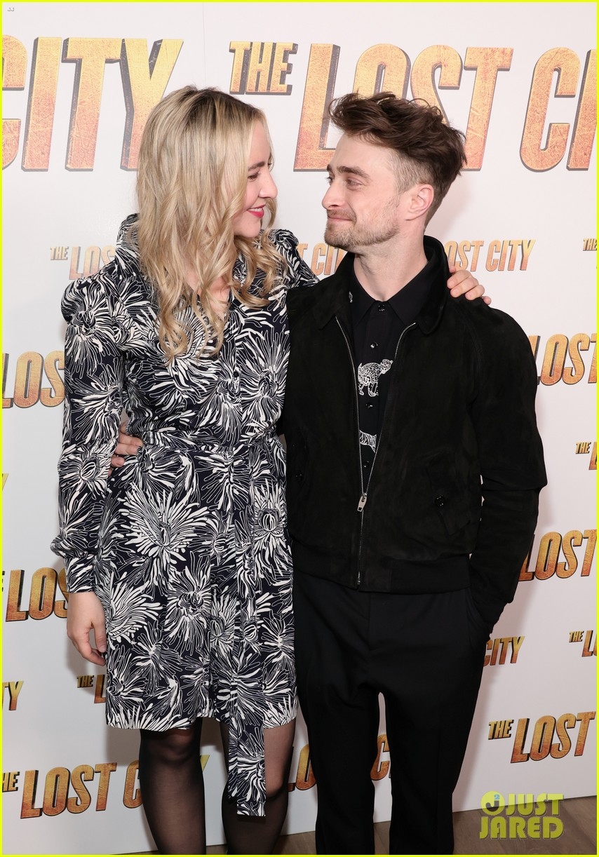  harry potter daniel radcliffe sanh doi tinh tu ben ban gai hon tuoi tai su kien hinh anh 2