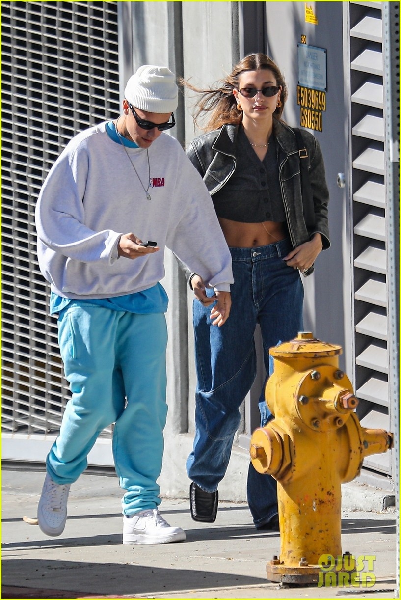 vo chong justin bieber - hailey baldwin khoac vai tinh tu di an trua sau bien co hinh anh 8