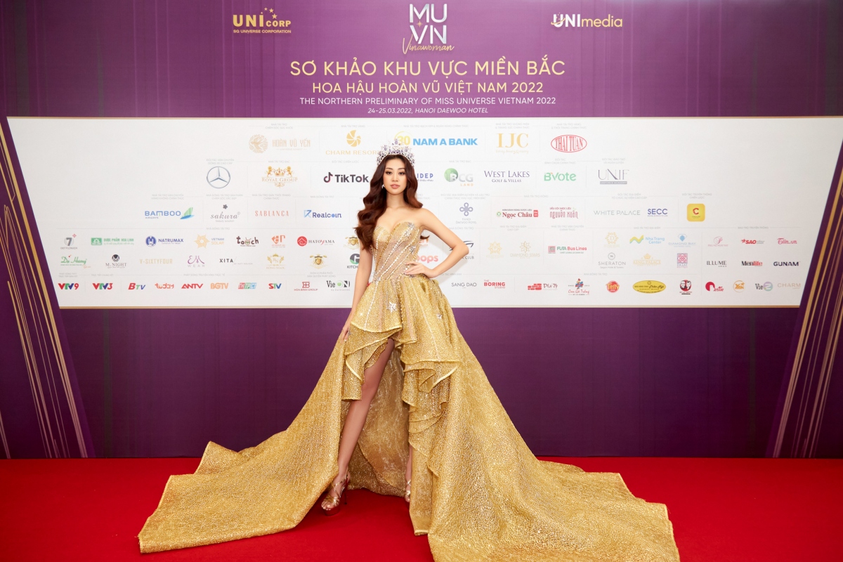 Hoa hậu Khánh Vân xuất hiện rạng rỡ trong bộ cánh màu vàng ánh kim, khoe nhan sắc, thần thái của một đương kim Hoa hậu Hoàn vũ Việt Nam.