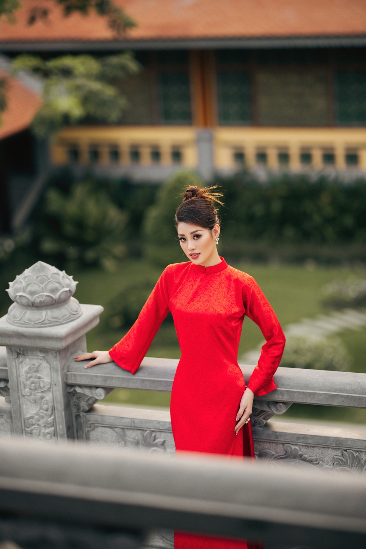 hoa hau khanh van khoe dang voi ao dai tren ben pha hinh anh 9