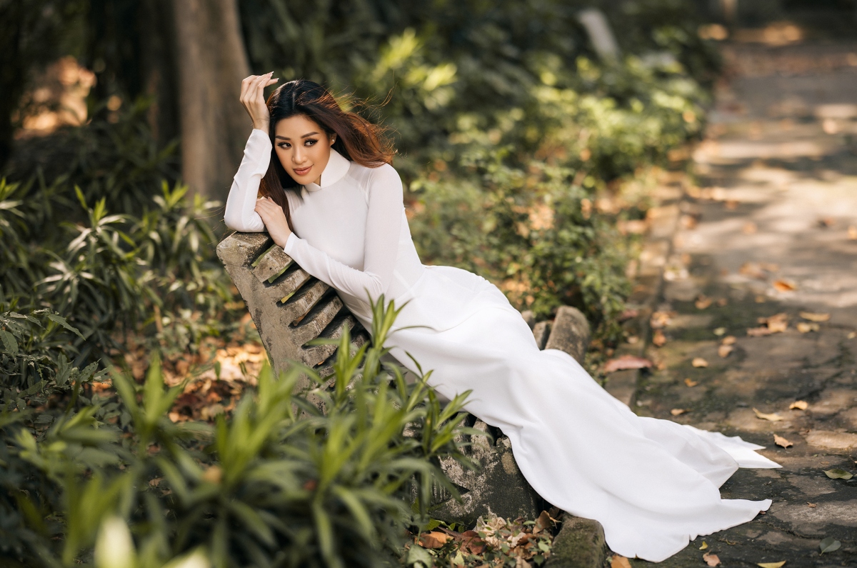 Hoa hậu Khánh Vân tôn vinh áo dài Việt Nam trong loạt ảnh mới
