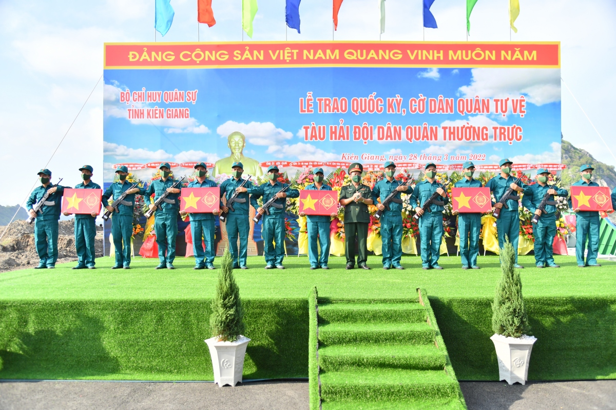 Đại tá Nguyễn Văn Ngành, Chỉ huy trưởng Bộ Chỉ huy Quân sự tỉnh trao quốc kỳ và cờ dân quân tự vệ cho các thuyền trưởng Hải đội dân quân thường trực tỉnh.