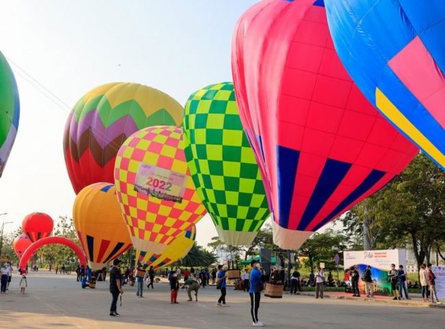 hanoi capital kick-starts tourism year with hot air balloon show picture 1