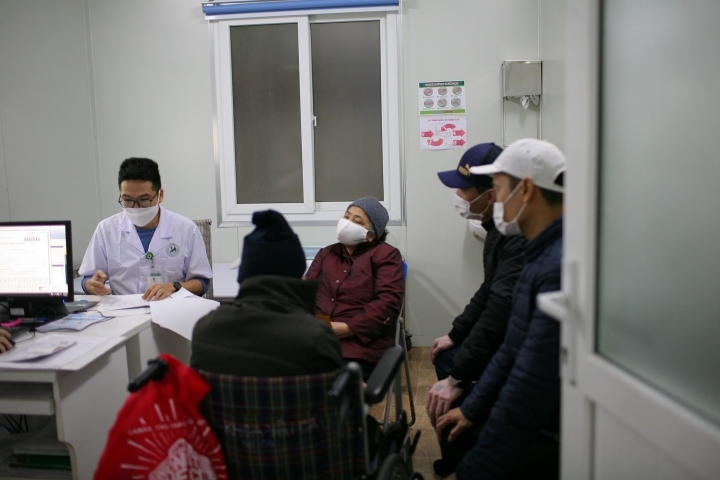 Bệnh nhân đến khám hậu COVID-19 tại Bệnh viện Đa khoa Đức Giang (Hà Nội).