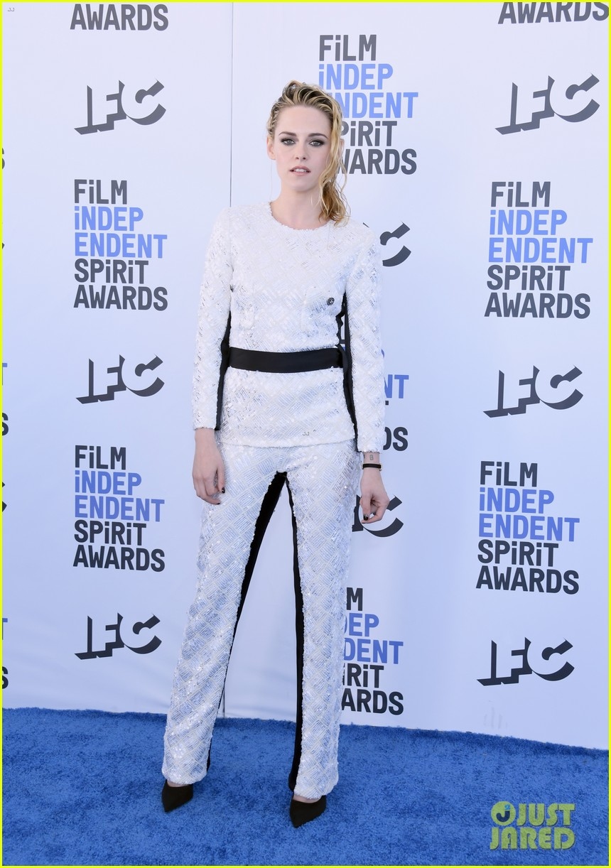 kristen stewart tai xuat xinh dep tai le trao giai spirit awards 2022 hinh anh 2