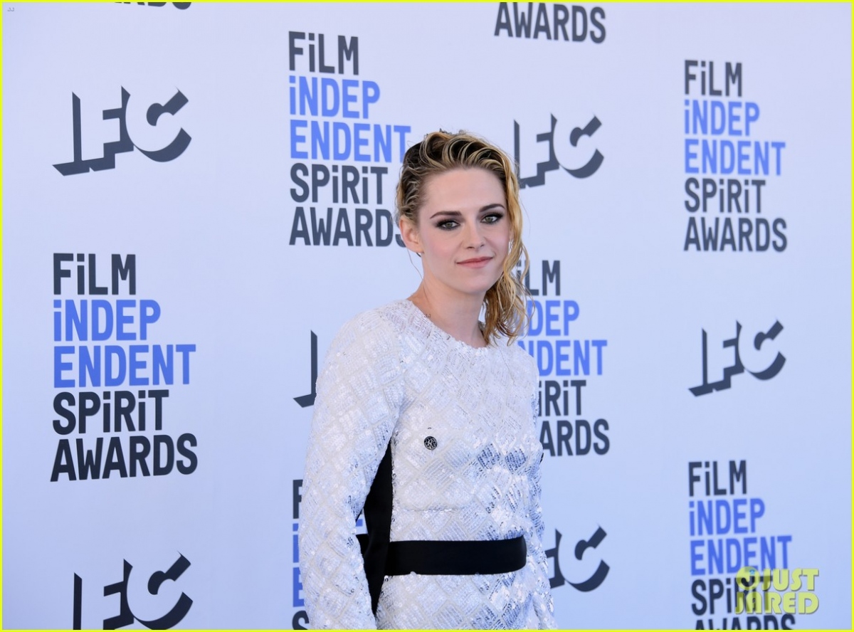 kristen stewart tai xuat xinh dep tai le trao giai spirit awards 2022 hinh anh 7