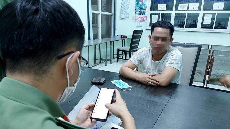 Tại cơ quan công an, Lê Văn P. thừa nhận việc đăng tải clip trên TikTok có nội dung kêu gọi biểu tình trước cổng khu du lịch Đại Nam, mục đích chỉ để "câu like, câu view". (Ảnh: CA Bình Dương).