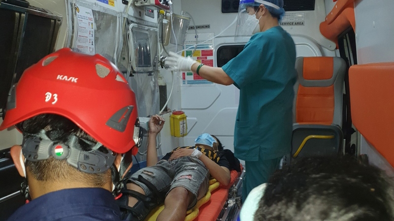 Nạn nhân được nhân viên y tế chăm sóc trên xe cứu thương.