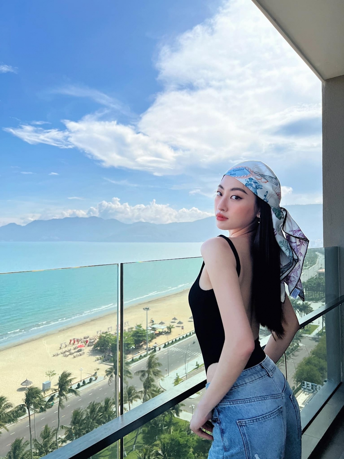 hoa hau luong thuy linh dien vay yem khoe lung tran quyen ru tai hoi an hinh anh 6