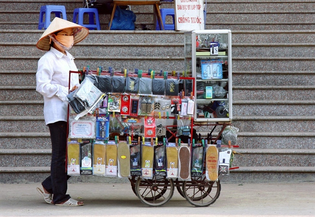 Một số phụ nữ di cư sinh sống bằng nghề bán hàng rong. Ảnh minh họa: Báo Hà Nội mới.