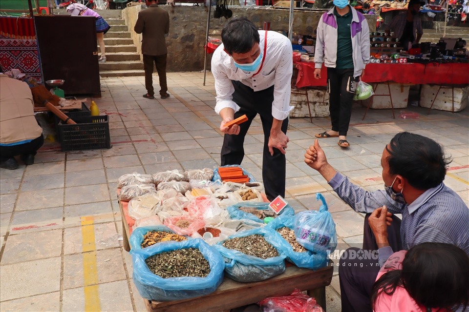 unique highland market of ethnic people in northern vietnam picture 10