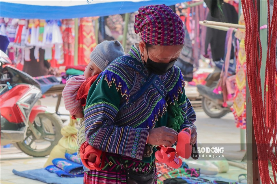 unique highland market of ethnic people in northern vietnam picture 11