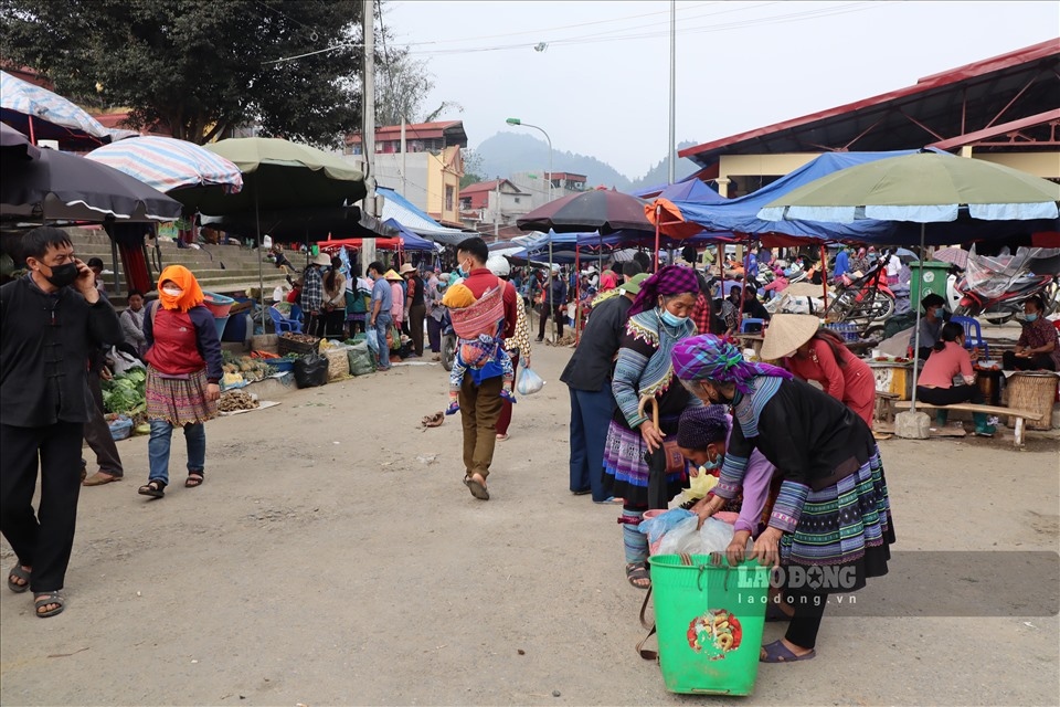 unique highland market of ethnic people in northern vietnam picture 1