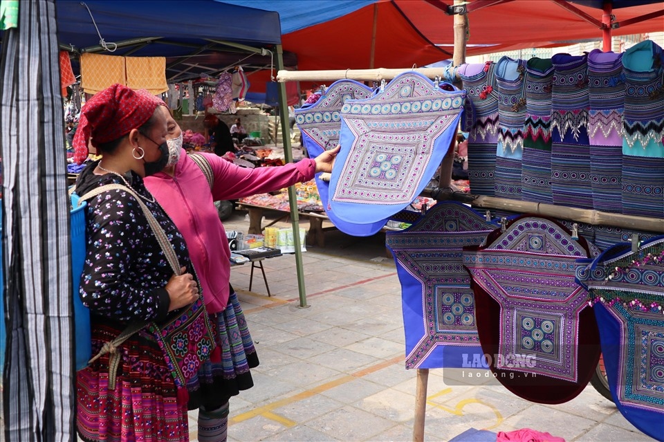 unique highland market of ethnic people in northern vietnam picture 6