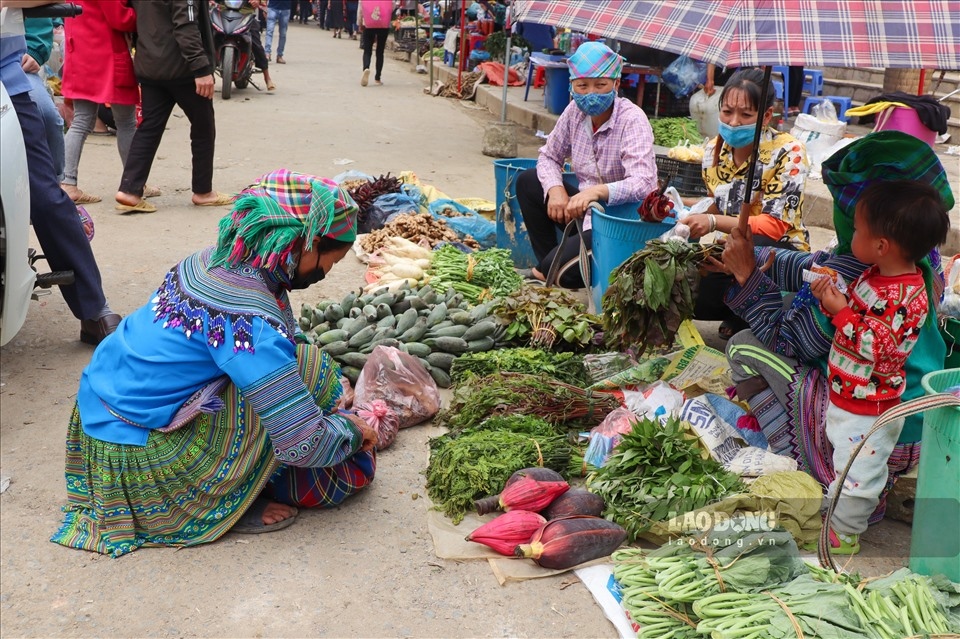 unique highland market of ethnic people in northern vietnam picture 9