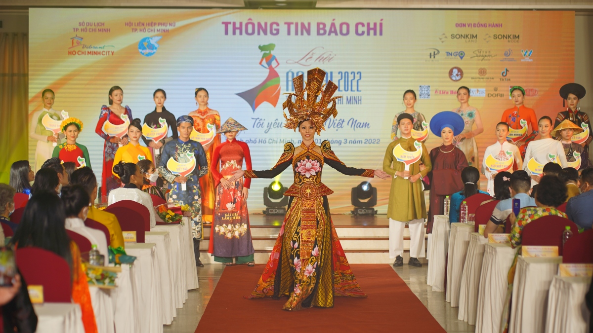 Lễ hội Áo dài có sự tham gia đồng hành của hơn 20 nhà thiết kế nổi tiếng với khoảng 300 mẫu áo dài. (Ảnh: BTC)