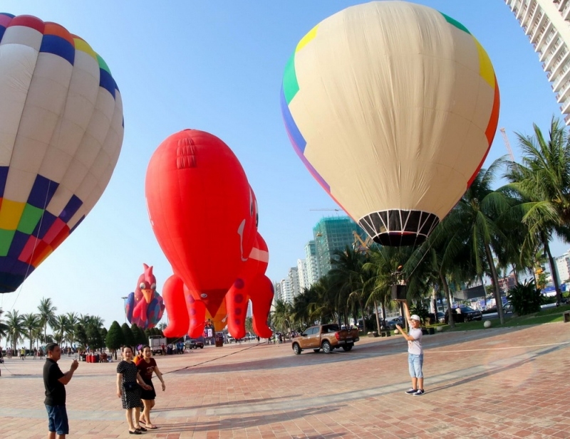 Da nang, hoi an to chuc le hoi khinh khi cau chao don du khach hinh anh 2