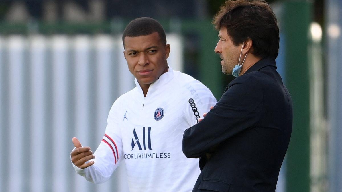 Mbappe và Giám đốc thể thao của PSG - Leonardo. (Ảnh: Reuters).