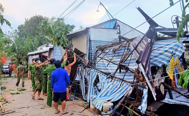 An Giang khẩn trương hỗ trợ người dân bị thiên tai làm sập nhà