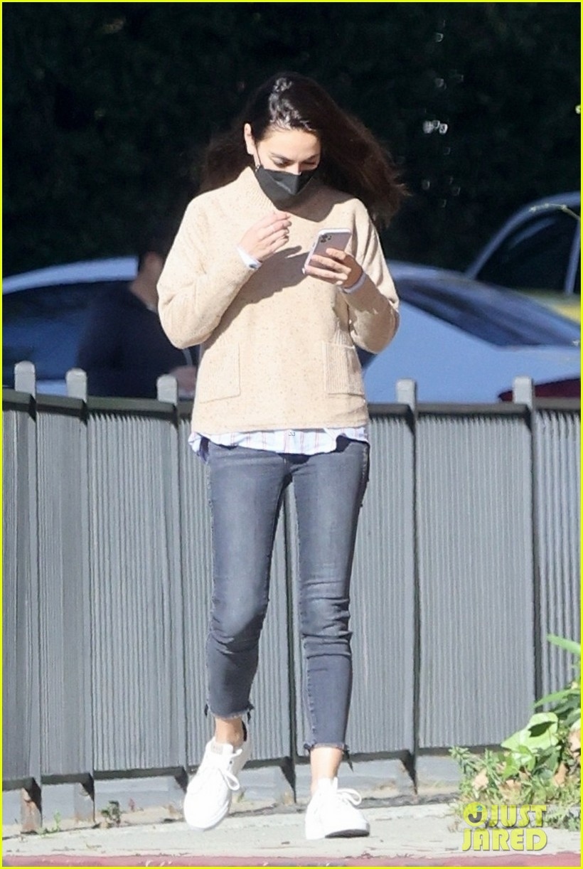 Mila Kunis xinh đẹp đi dạo phố một mình ở California