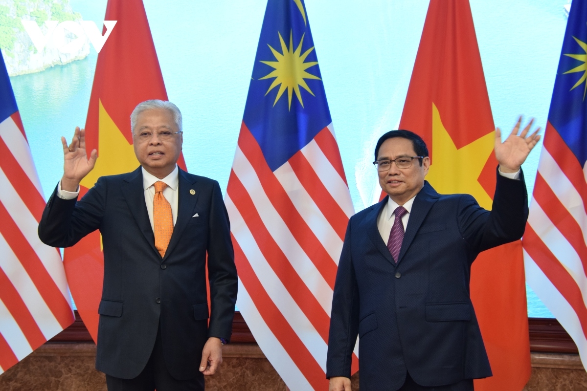 Leaders of both nations pose for a group photo.