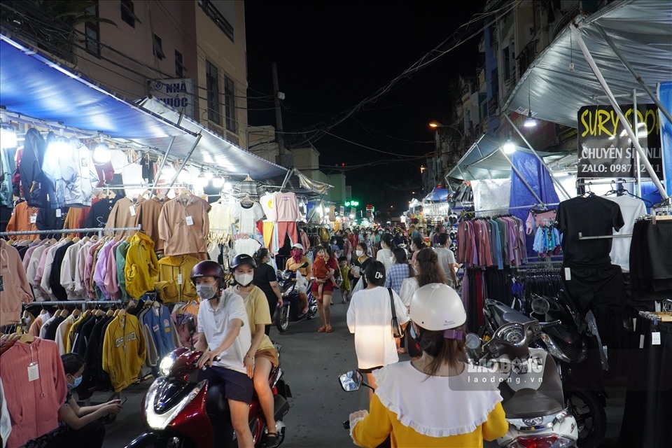 largest fashion market in ho chi minh city bustling again picture 1