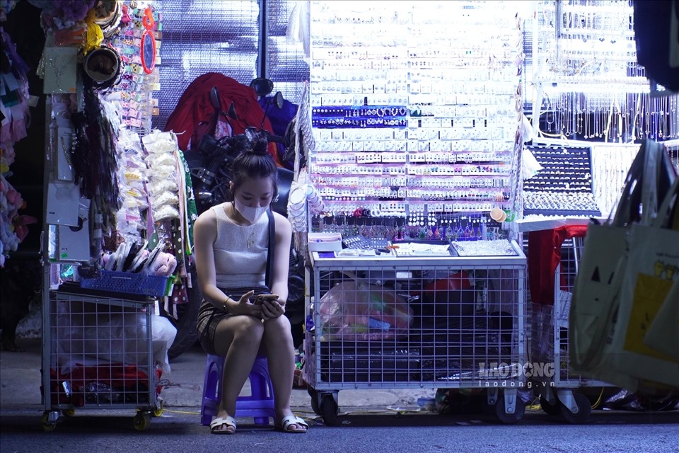 largest fashion market in ho chi minh city bustling again picture 5