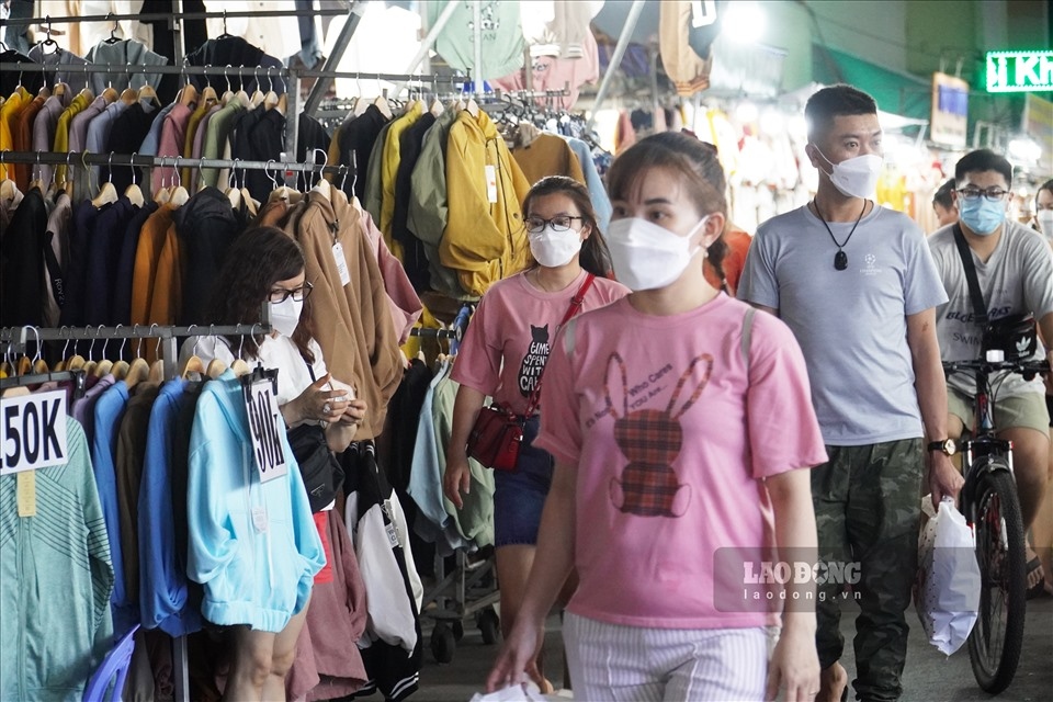 largest fashion market in ho chi minh city bustling again picture 7