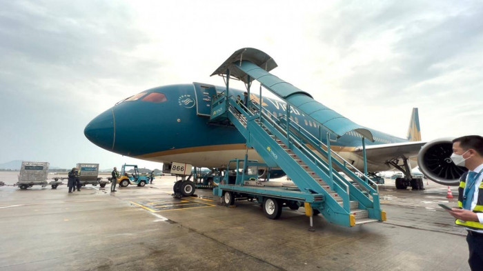 Lúc 11h30 trưa 7/3, máy bay Boeing 787-9 của hãng hàng không Vietnam Airlines đã cất cánh từ Nội Bài sang Romania để đưa 283 công dân Việt Nam tại Ukraine về nước.
